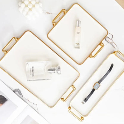 ✨ Bandeja rectangular estilo luxury para el hogar. Ideal para organizar cosméticos, vasos de agua o accesorios en sala, hotel o apartamento. Elegante, práctica y versátil para cualquier espacio.