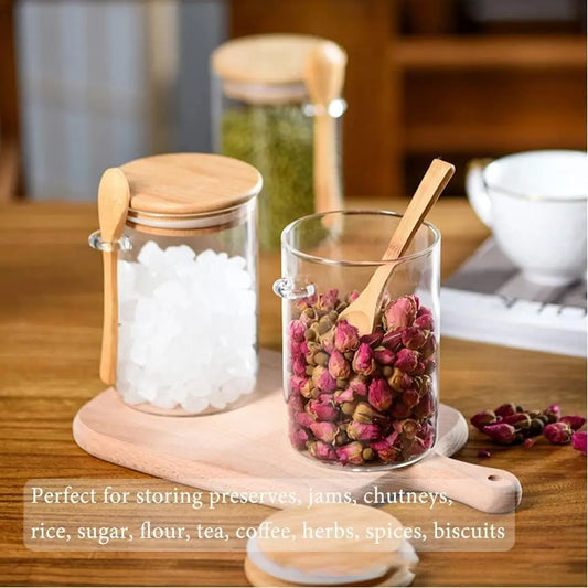 3 frascos de vidrio de 530 ml con tapa hermética y cucharita incluida. Perfectos para almacenar avena, azúcar, especias o alimentos en la cocina. Diseño práctico y decorativo para hogar, hotel o apartamento.