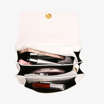Bolso de mano minimalista con detalles Art Déco y adornos de cristal. Elegante y perfecto para tus noches especiales.
