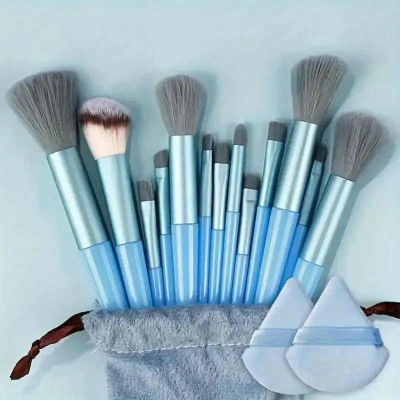 Set de brochas de maquillaje profesionales: suaves y esponjosas para base, polvo, sombras y difuminado. Incluye kabuki y blending, ideales para un acabado perfecto.