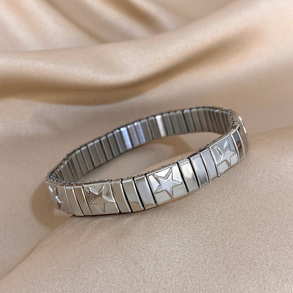 ✨ Pulsera vintage italiana charm elástica en acero inoxidable, con patrón de estrellas. Ajustable y elegante, ideal para mujeres que buscan estilo clásico con un toque moderno.