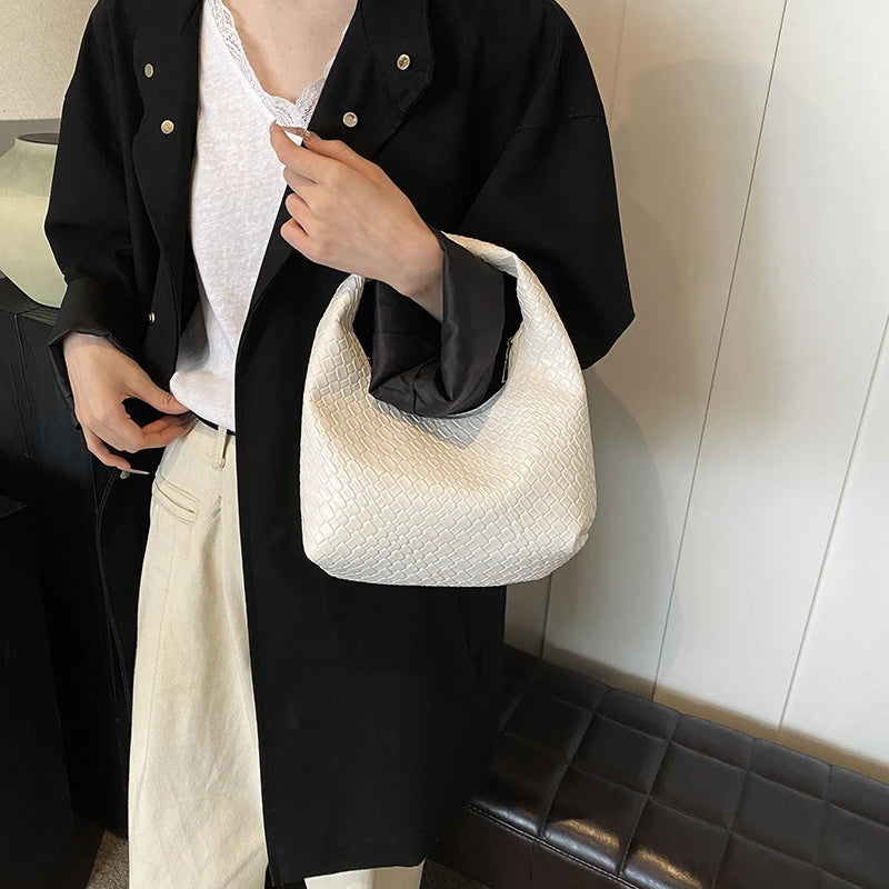 Bolso de hombro pequeño de piel sintética suave, estilo clásico, tejido repujado, con asa superior, para uso diario informal.