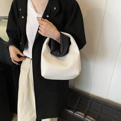 Bolso de hombro pequeño de piel sintética suave, estilo clásico, tejido repujado, con asa superior, para uso diario informal.