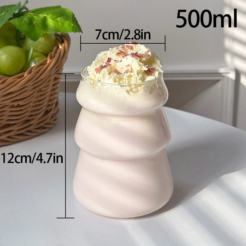 “Vaso de vidrio transparente con diseño ondulado, ideal para café helado, jugo, leche o té.”