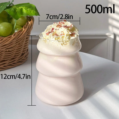 “Vaso de vidrio transparente con diseño ondulado, ideal para café helado, jugo, leche o té.”