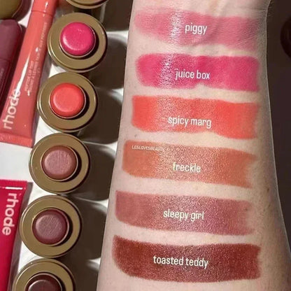 💄 RHODE Pocket Blush Stick: bálsamo hidratante 2 en 1 para labios y mejillas. Textura cremosa, fácil de aplicar y con acabado natural en polvo-rouge. ¡Color fresco y luminoso en segundos!