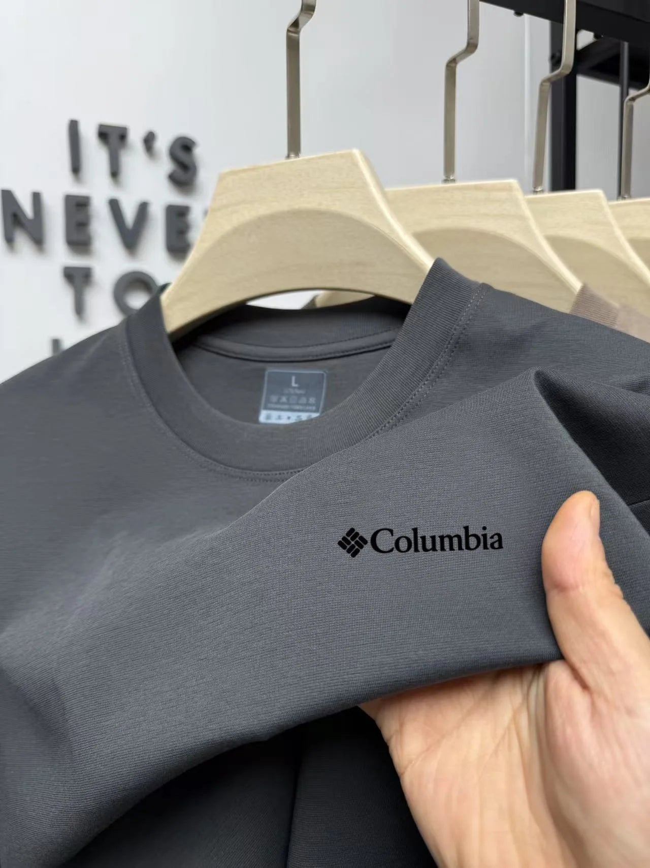 👕 Playera de verano para hombre, cuello redondo y bordado elegante. Cintura alta, ligera, transpirable y cómoda para el día a día o la oficina. ¡Estilo simple con un toque de lujo!