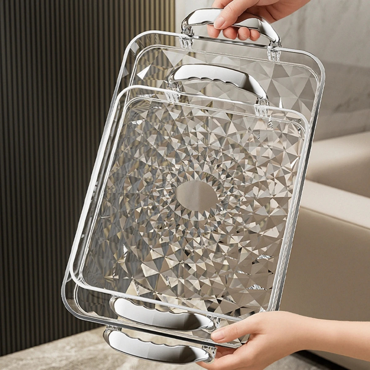 Bandeja plástica de gran capacidad con asas dobles. Ideal para postres, frutas, joyería o accesorios. Práctica y decorativa para organizar tu cocina o cualquier espacio del hogar.