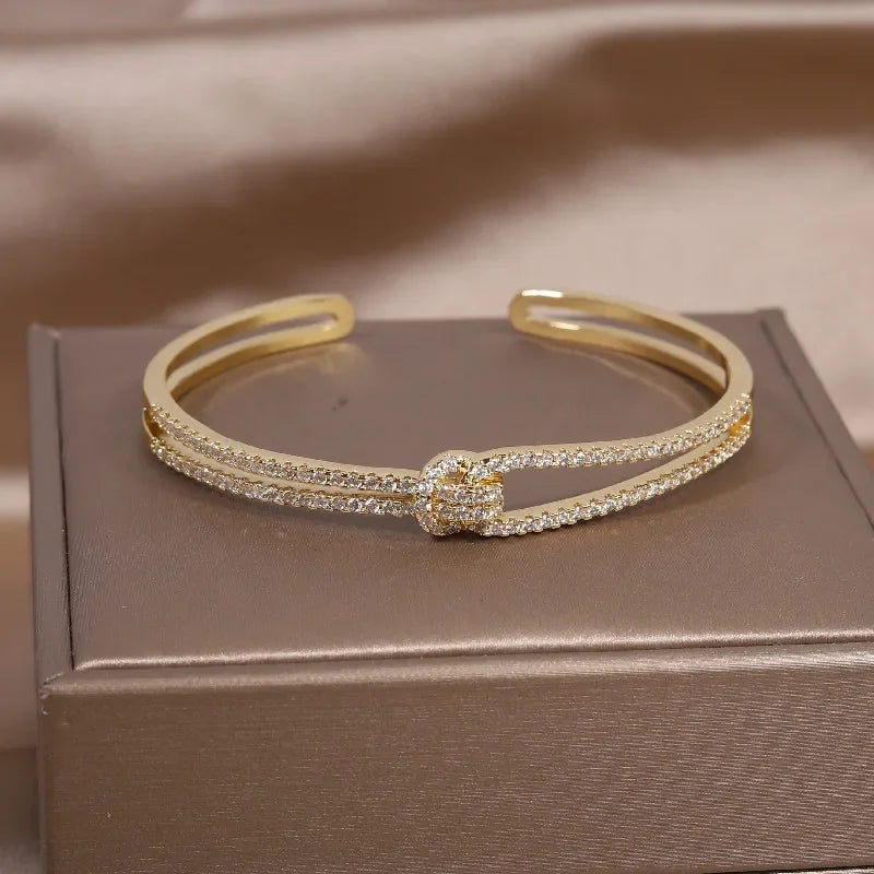 ✨Brazalete X Bicolor Con Zirconia's. Pulsera de diseño francés con baño en dos tonos y zirconias incrustadas. Elegante y versátil, ideal para uso diario o accesorios de trabajo con estilo.
