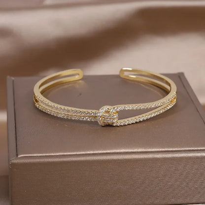 ✨Brazalete X Bicolor Con Zirconia's. Pulsera de diseño francés con baño en dos tonos y zirconias incrustadas. Elegante y versátil, ideal para uso diario o accesorios de trabajo con estilo.