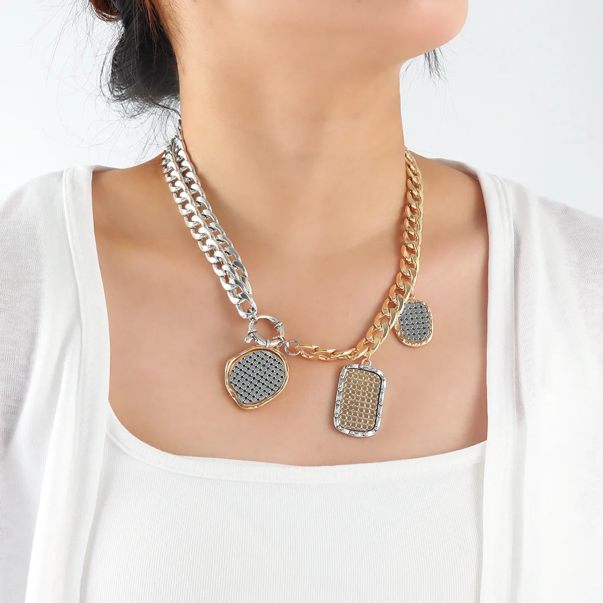 Collar punk con cadena metálica exagerada estilo otoño. Diseño creativo y de nicho, tipo clavícula, perfecto para un look atrevido y de marca.
