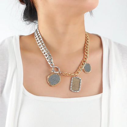 Collar punk con cadena metálica exagerada estilo otoño. Diseño creativo y de nicho, tipo clavícula, perfecto para un look atrevido y de marca.