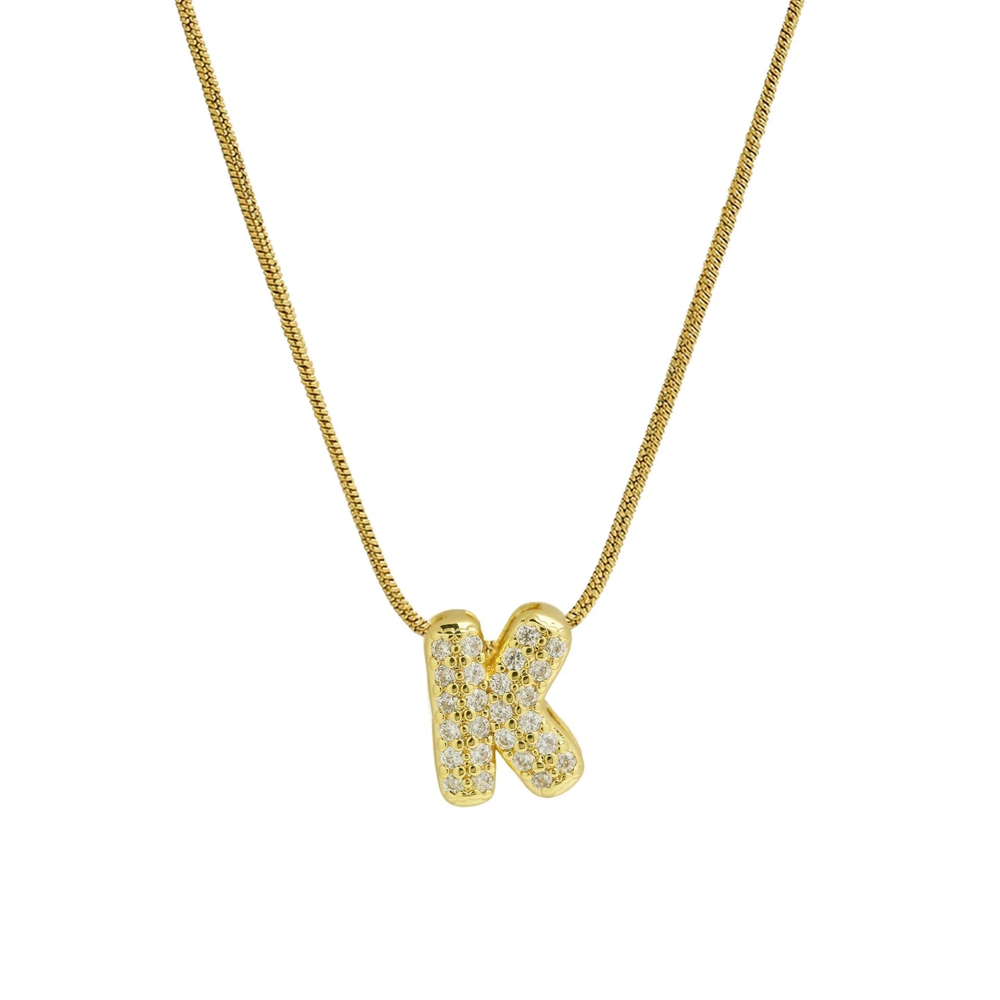 ✨ Collar inicial con letra inglesa, bañado en oro 18K y decorado con circonias incrustadas. Diseño puff/bubble llamativo, moderno y femenino, ideal para destacar tu estilo.