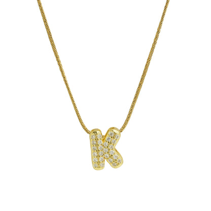 ✨ Collar inicial con letra inglesa, bañado en oro 18K y decorado con circonias incrustadas. Diseño puff/bubble llamativo, moderno y femenino, ideal para destacar tu estilo.