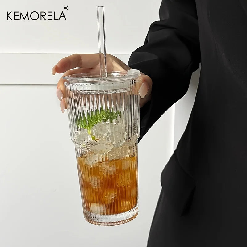 Vaso de vidrio rayado de 600 ml, transparente, disponible con tapa y popote o sin cubierta. Perfecto para jugos, café frío y bebidas diarias. Diseño moderno y práctico.