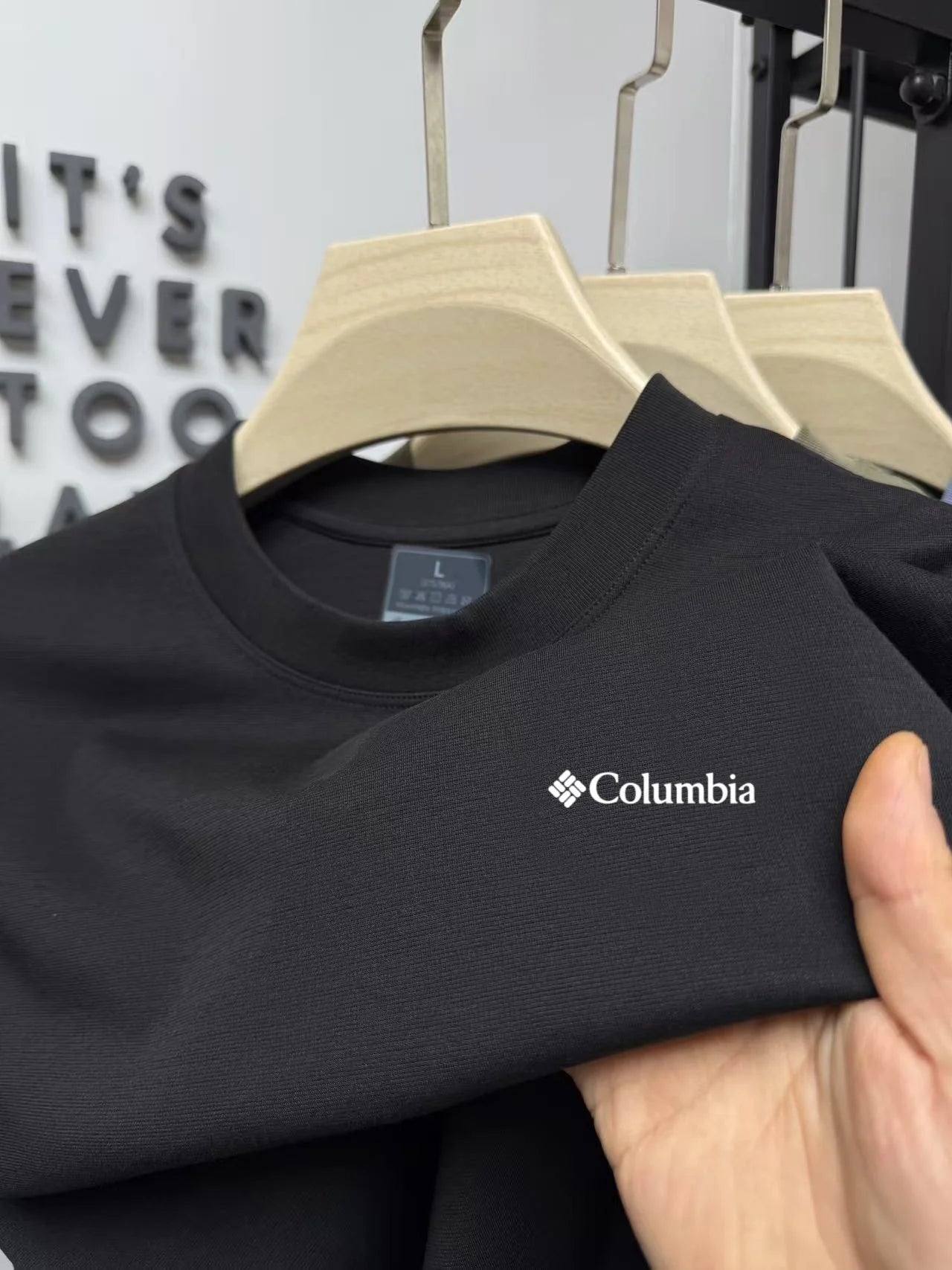 👕 Playera de verano para hombre, cuello redondo y bordado elegante. Cintura alta, ligera, transpirable y cómoda para el día a día o la oficina. ¡Estilo simple con un toque de lujo!