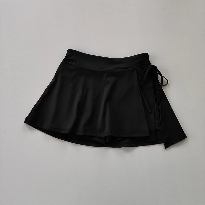 Falda deportiva estilo yoga con pantalón integrado: ideal para tenis, bádminton o entrenamiento. Secado rápido, con bolsillo lateral y abertura moderna para máxima comodidad y estilo.