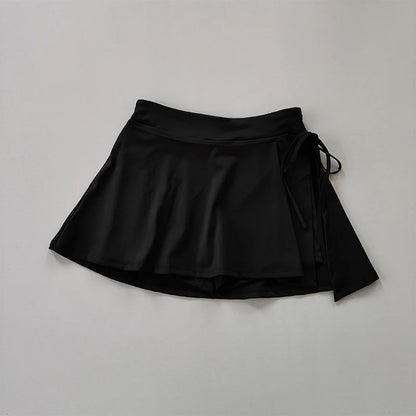 Falda deportiva estilo yoga con pantalón integrado: ideal para tenis, bádminton o entrenamiento. Secado rápido, con bolsillo lateral y abertura moderna para máxima comodidad y estilo.