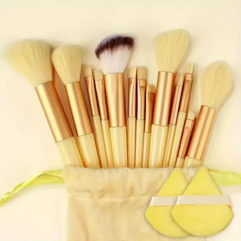 Set de brochas de maquillaje profesionales: suaves y esponjosas para base, polvo, sombras y difuminado. Incluye kabuki y blending, ideales para un acabado perfecto.