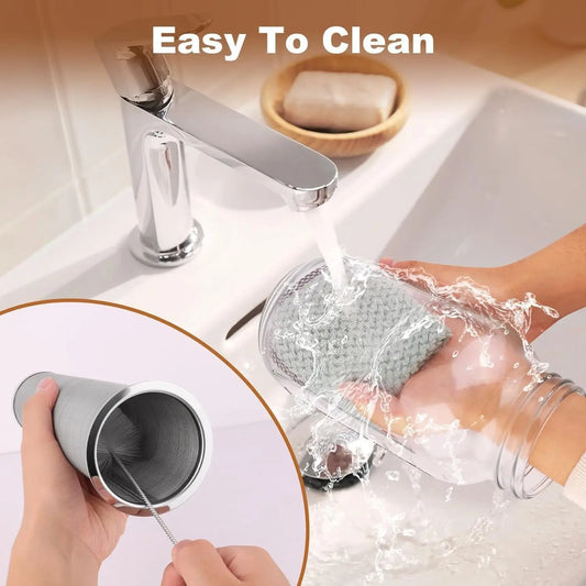 Frasco de vidrio con tapa hermética y filtro de acero inoxidable extraíble. Ideal para preparar y servir café frío o té. Diseño práctico, elegante y perfecto para la cocina o la mesa.