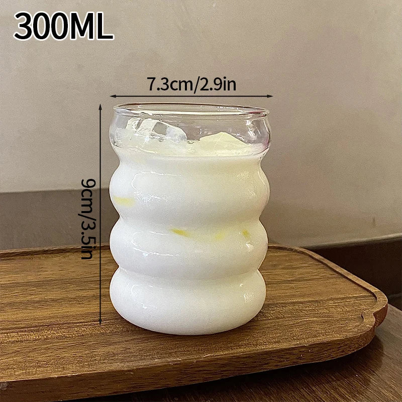 “Vaso de vidrio transparente con diseño ondulado, ideal para café helado, jugo, leche o té.”