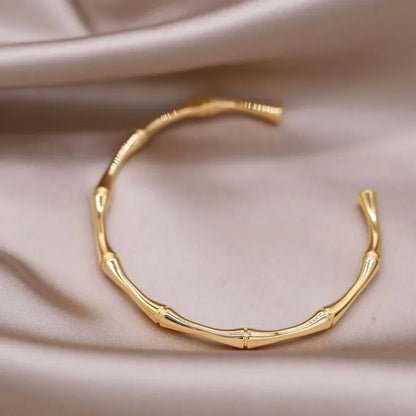 ✨Brazalete X Bicolor Con Zirconia's. Pulsera de diseño francés con baño en dos tonos y zirconias incrustadas. Elegante y versátil, ideal para uso diario o accesorios de trabajo con estilo.