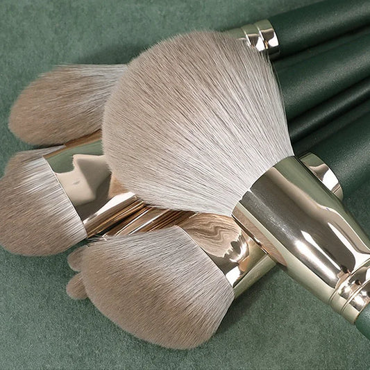 14 Brochas de Maquillaje  Kit completo de 14 brochas suaves y esponjosas para polvo, base, rubor y sombras. Herramientas profesionales para difuminar y lograr un acabado perfecto en cualquier look de belleza.