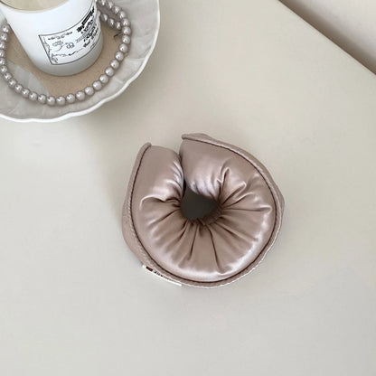 scrunchies elásticos de esponja y satén: suaves, cómodos y perfectos para mujeres y niñas. Accesorio ideal para peinados con estilo, sin maltratar tu cabello. ¡Color, suavidad y moda en cada coleta!