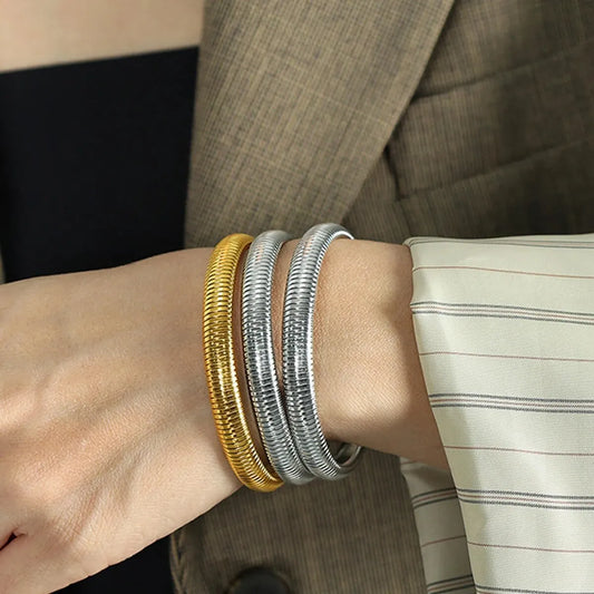 Pulsera retro de acero inoxidable, impermeable y elástica, con acabado pulido y baño de oro 18K. Joyería de moda unisex para hombre y mujer