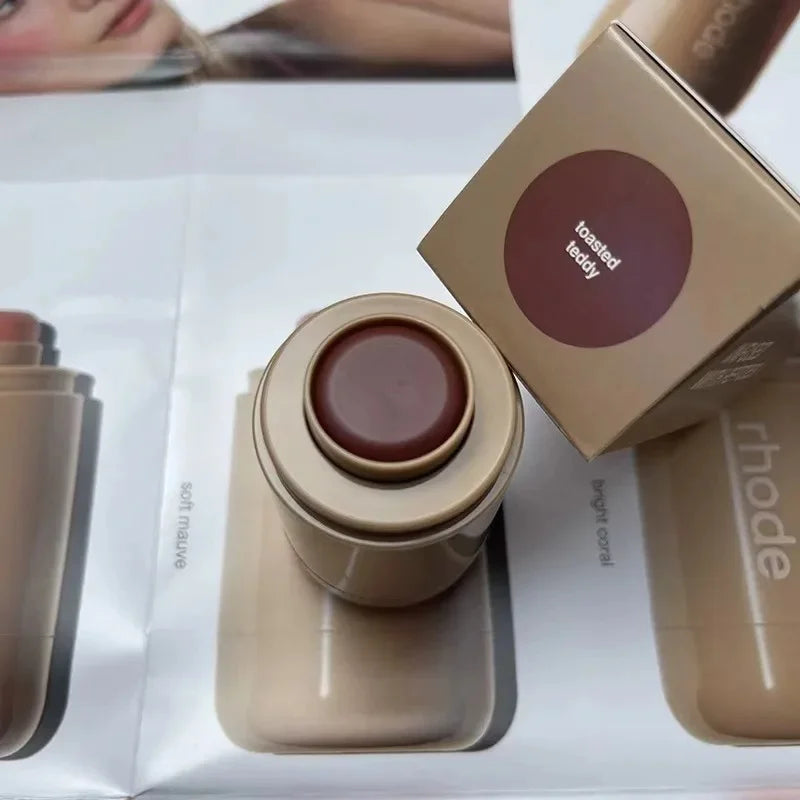 💄 RHODE Pocket Blush Stick: bálsamo hidratante 2 en 1 para labios y mejillas. Textura cremosa, fácil de aplicar y con acabado natural en polvo-rouge. ¡Color fresco y luminoso en segundos!