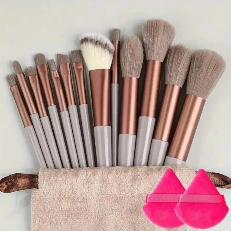 Set de brochas de maquillaje profesionales: suaves y esponjosas para base, polvo, sombras y difuminado. Incluye kabuki y blending, ideales para un acabado perfecto.