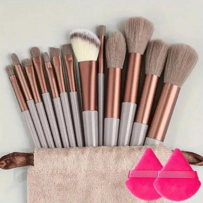 Set de brochas de maquillaje profesionales: suaves y esponjosas para base, polvo, sombras y difuminado. Incluye kabuki y blending, ideales para un acabado perfecto.