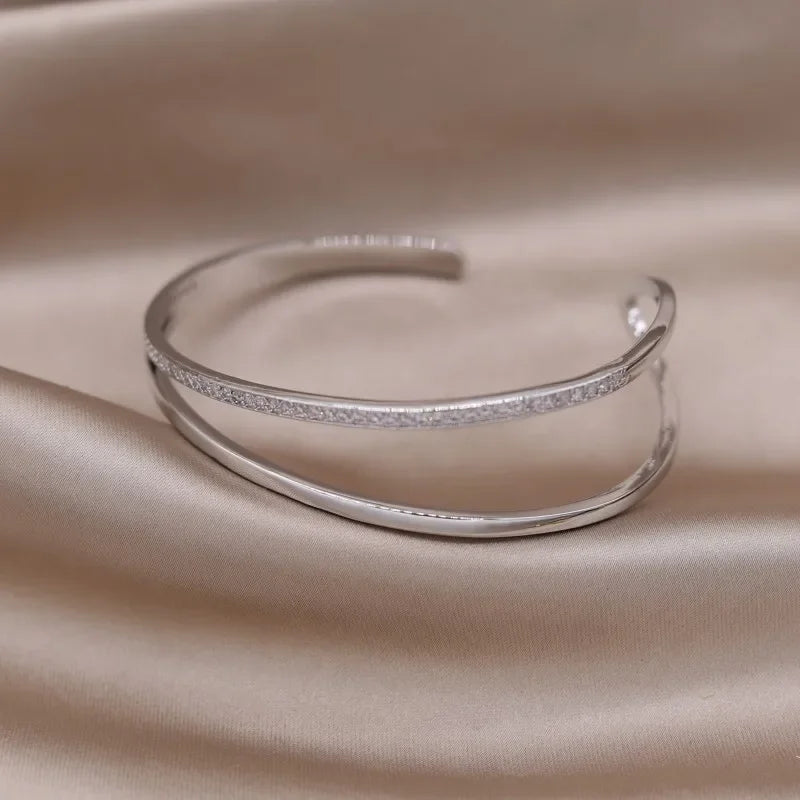 ✨Brazalete X Bicolor Con Zirconia's. Pulsera de diseño francés con baño en dos tonos y zirconias incrustadas. Elegante y versátil, ideal para uso diario o accesorios de trabajo con estilo.