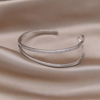 ✨Brazalete X Bicolor Con Zirconia's. Pulsera de diseño francés con baño en dos tonos y zirconias incrustadas. Elegante y versátil, ideal para uso diario o accesorios de trabajo con estilo.