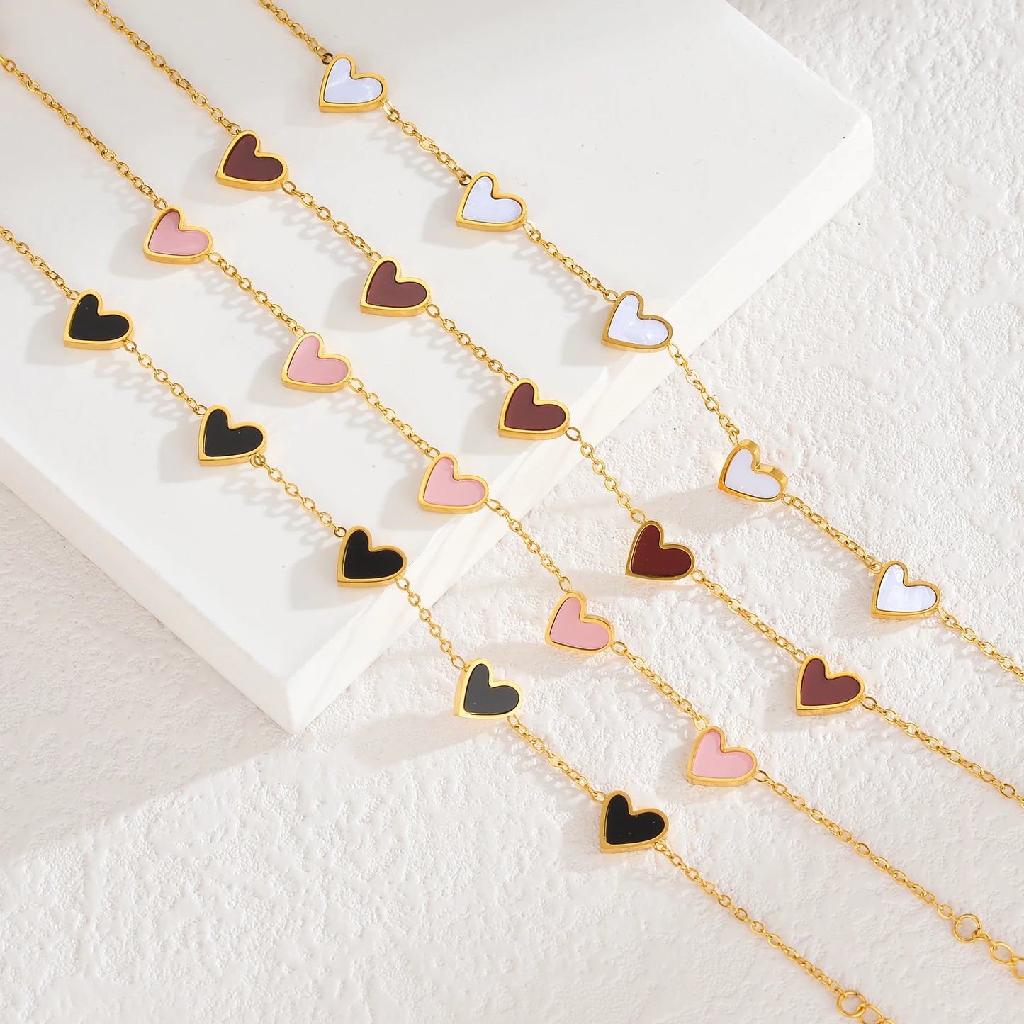 Pulsera de acero inoxidable chapada en oro, con diseño de corazones multicolor estilo gotas de aceite. Joyería llamativa y moderna